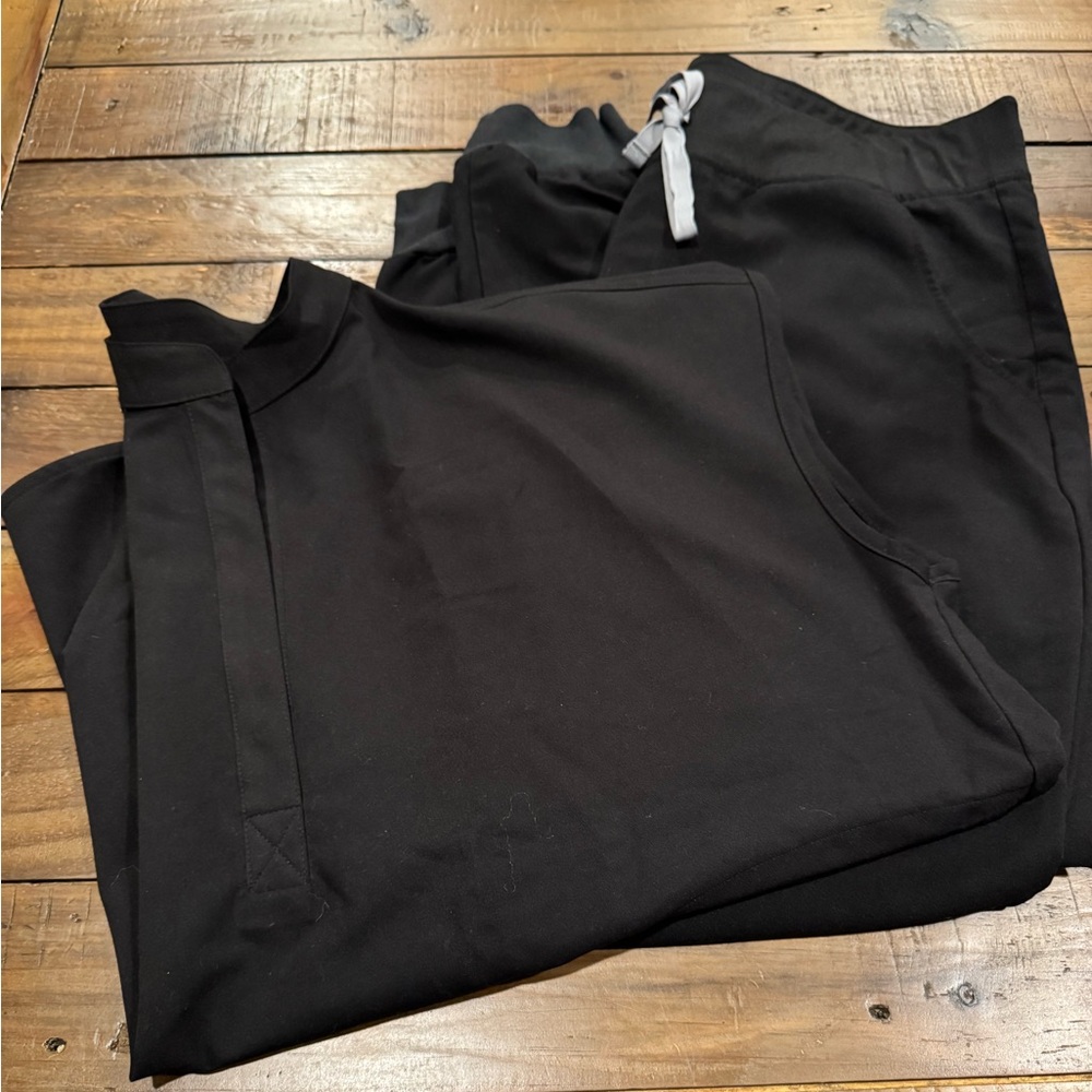 Scrub set in black by FIGS